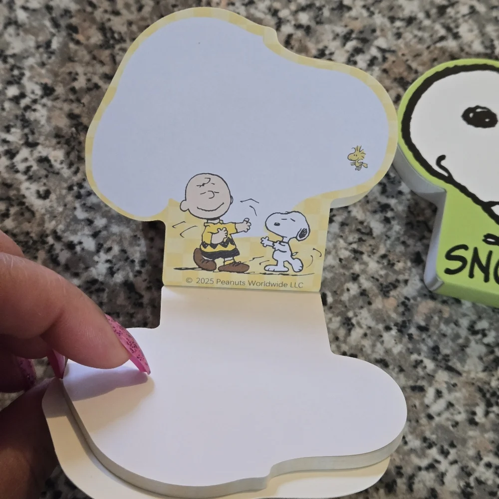 Peanuts: Snoopy Notepad Yellow Or Green